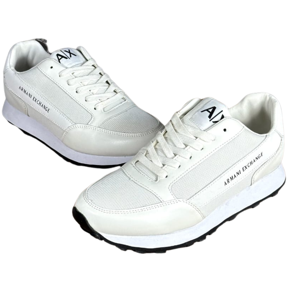 ARMANI EXCHANGE ZAPATOS HOMBRE: Elegancia y Estilo para Cada Ocasión En Onlineshoppingcenterg, sabemos que los Armani Exchange Zapatos Hombre son sinónimo de elegancia, calidad y modernidad. Si estás buscando un calzado que combine estilo y confort, estás en el lugar indicado. A continuación, te presentamos todo lo que necesitas saber para encontrar tus zapatos Armani ideales y realizar una compra exitosa.  ¿Por qué elegir ARMANI EXCHANGE ZAPATOS HOMBRE? 1. Diseño moderno y sofisticado Los zapatos Armani Exchange están diseñados para hombres que valoran la moda sin renunciar a la comodidad. La marca se caracteriza por su enfoque en las últimas tendencias, ofreciendo desde zapatillas Armani hombre casuales hasta zapatos Armani Exchange de correa más formales. Cualquiera que sea tu estilo, encontrarás opciones que se ajusten a tus necesidades.  2. Calidad garantizada Cada par de Armani Exchange zapatos está fabricado con materiales de alta calidad, lo que asegura durabilidad y resistencia. Ya sea que busques zapatillas Armani hombre precio accesible o zapatos Emporio Armani de lujo, puedes confiar en que obtendrás un producto que vale cada centavo.  3. Variedad de estilos Desde tenis Armani Exchange hombre hasta zapatillas Emporio Armani hombre, en nuestra tienda Onlineshoppingcenterg ofrecemos una amplia gama de opciones para diferentes ocasiones. Ya sea para una reunión casual o un evento formal, los zapatos Armani están diseñados para hacerte destacar.